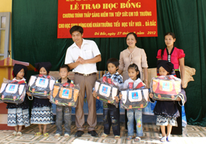 LĐLĐ huyện Đà Bắc và MTTQ huyện tặng cặp phao cho học sinh xã Vầy Nưa - Đà Bắc. 

