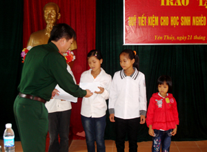 Chỉ huy Ban CHQS huyện Yên Thủy trao tặng học bổng từ quỹ tiết kiệm học sinh nghèo hiếu học của đơn vị cho 4 em học sinh có hoàn cảnh khó khăn vươn lên trong học tập.