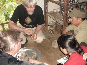 Túi bùa thiêng của dòng họ Bùi đã làm các nhà khảo cứu văn hóa Việt Nam, Phần Lan rất bất ngờ và thích thú.