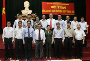 Lãnh đạo UBND tỉnh, Phòng TMCN Việt Nam và các doanh nghiệp tại hội thảo.