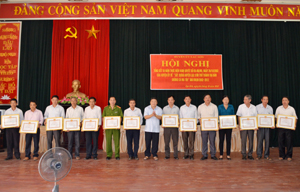 Lãnh đạo huyện Lạc Sơn tặng giấy khen cho 28 tập thể, 22 cá nhân vì đã có những đóng góp tích cực trong công tác xây dựng địa bàn huyện trong sạch không có ma túy.