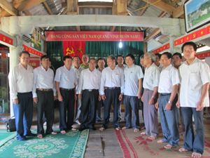Ban VH-XH & Dân tộc tỉnh trao đổi về chính sách dân tộc với nhân dân xóm Thung 1, Thung 2, xã Quý Hòa.