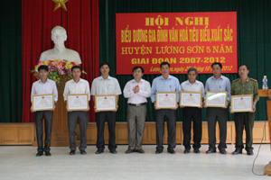 Lãnh đạo huyện Lương Sơn trao giấy khen cho các tập thể có thành tích xuất sắc trong thực hiện phong trào xây dựng gia đình văn hóa giai đoạn 2007- 2012.
