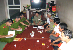 Các CCB trong đội tự quản tại khu Thủy sản (phường Phương Lâm - TPHB) trao đổi tình hình ANTT với lực lượng công an cơ sở.