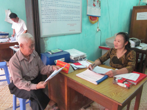 Cán bộ Văn phòng UBND thị trấn Đà Bắc tạo thuận lợi cho người dân đến giao dịch.