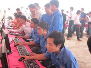 ĐVTN các xã vùng cao huyện Tân Lạc tra cứu thông tin việc làm tại phiên giao dịch.