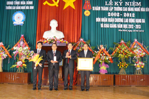 Được ủy quyền của Chủ tịch nước, đồng chí Bùi Văn Cửu, Phó Chủ tịch Thường trực UBND tỉnh trao tặng Huân chương Lao động Hạng ba cho tập thể nhà trường.