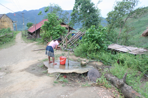 Bằng các nguồn vốn của Chương trình 135 đầu tư, nhân dân xóm Lài, xã Đồng Nghê (Đà Bắc) được sử dụng nước hợp vệ sinh.