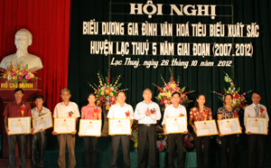 Lãnh đạo UBND huyện Lạc Thuỷ trao giấy khen cho các tập thể có thành tích xuất sắc trong thực hiện phong trào xây dựng gia đình văn hóa giai đoạn 2007- 2012.