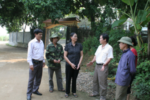 Ông Đinh Ý Quỳnh (đứng thứ ba từ phải sang) đang trò chuyện cùng người dân trong xóm trên con đường do gia đình ủng hộ cát, sỏi, ngày công san lấp mặt bằng.