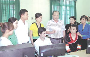 Đồng chí Trần Quang Khánh, Giám đốc Sở Y tế thăm và trò chuyện với giáo viên, học sinh trường trung cấp Y tế Hòa Bình.