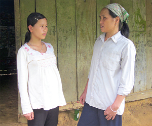Cán bộ y tế thôn bản xã Tân Pheo gặp gỡ, tư vấn  về biện pháp chăm sóc thai nhi cho em Lò Thị Thoại ở xóm Náy 2.