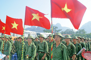 Năm 2012, huyện Kim Bôi có 280 tân binh nhập ngũ, trong đó có 43 đảng viên, chiếm 15,3%. ảnh: Tân binh huyện Kim Bôi chuẩn bị lên đường làm nghĩa vụ quân sự.