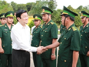 Chủ tịch nước Trương Tấn Sang thăm cán bộ, chiến sý Đồn Biên phòng cửa khẩu Tà Vát. (Ảnh: Nguyễn Khang/TTXVN)
