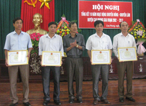 Lãnh đạo UBND huyện Cao Phong trao giấy khen cho các tập thể có thành tích xuất sắc trong 10 năm công tác KN–KL.