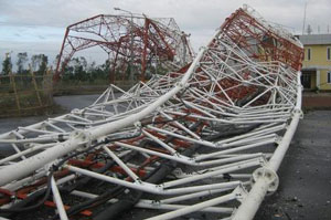 Cột phát sóng nặng 170 tấn, cao 180mét phủ sóng toàn bộ vùng Nam đồng bằng sông Hồng bị bão quật đổ, uớc tính thiệt hại ban đầu gần 50 tỷ đồng.
