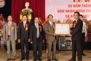 Được sự uỷ quyền của Chủ tịch nước, đồng chí Nguyễn Văn Quang, Phó Bí thư TT Tỉnh uỷ, Chủ tịch HĐND tỉnh trao Huân chương Lao động hạng nhì cho trường Trung cấp Y tế Hoà Bình.