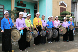 Đội cồng chiêng của Hội NCT xã Trung Bì (Kim Bôi) thường xuyên luyện tập, tham gia biểu diễn trong các ngày lễ kỷ niệm của xã.