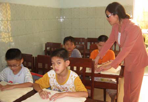 Cô giáo Bùi Thị Xím luôn tậm tâm với lớp học giành cho học sinh khiếm thị.