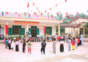 Huyện Kỳ Sơn là một trong những địa bàn công nhận đạt phổ cập giáo dục mầm non cho trẻ 5 tuổi sớm của tỉnh.