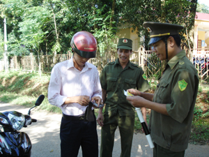 Lực lượng công an xã Cao Sơn (Đà Bắc) thường xuyên tăng cường kiểm tra, kiểm soát phương tiện tham gia giao thông trên địa bàn nông thôn.