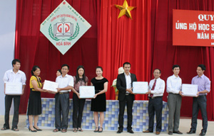 Cán bộ, giáo viên, học sinh trường THPT chuyên Hoàng Văn Thụ ủng hộ sách vở cho học sinh vùng khó khăn.