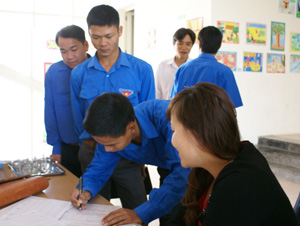 Các học viên tham gia lớp tập huấn trao đổi nhóm.