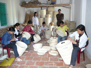 Hội viên PN xã Liên Sơn (Lương Sơn) tham gia làm nghề mây tre đan xuất khẩu, tạo việc làm lúc nông nhàn.