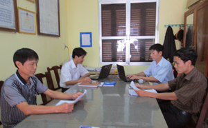 Thanh tra huyện Lạc Sơn tiếp nhận đơn, thư phản ánh của công dân tại phòng thanh tra.