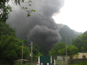 Toàn cảnh vụ cháy kho thuốc BVTV của Công ty Cổ phần Hòa Bình tại xóm Quyết Tiến, xã Thanh Nông (Lạc Thuỷ).