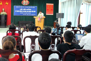Đồng chí Phạm Xuân Triển, Phó Bí thư Đảng ủy Khối các cơ quan tỉnh phát biểu khai mạc tại lớp bồi dưỡng.