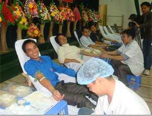 Hội viên, thanh niên huyện Lạc Thủy tham gia hiến máu nhân đạo.