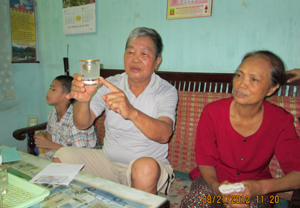 Gia đình ông Nguyễn Trọng Thanh, tổ 19 phường Hữu Nghị và cốc nước sau một thời gian lắng đọng xuất hiện một lớp dày cặn vôi.
