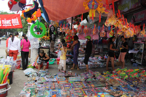 Thị trườngđồ chơi cho trẻ em dịp Tết Trung thu tại TP Hòa Bình đang rất sôi động.