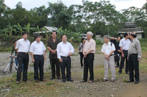 Đoàn khảo sát thăm quan khu tái định cư cụm xã Tiền Phong – Vầy Nưa.