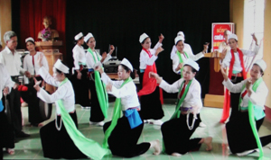 CBL, múa hát dân ca của Hội người cao tuổi xã Tân Lập (Lạc Sơn) biểu diễn chào mừng kỷ niệm ngày truyền thống NCT 1/10/2012. 
(ảnh: Hồng Duyên)