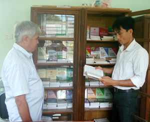 Tủ sách pháp luật xã Cun Pheo (Mai Châu) được đặt trong phòng làm việc của UBND xã dẫn đến rất ít người dân có điều kiện tiếp cận khi có nhu cầu.