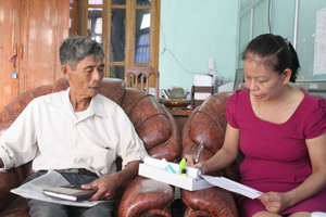 Cán bộ Phòng LĐ-TB&XH huyện Yên Thủy hướng dẫn thực hiện chế độ cho người hưởng bảo trợ xã hội trên địa bàn.