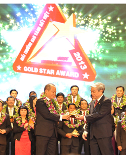 Chủ tịch HĐQT Công ty Minh Trung Nguyễn Đắc Minh thay mặt Công ty nhận giải thưởng Sao vàng đất Việt năm 2013.
