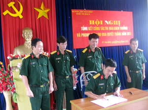 Các đơn vị trong khối thi đua II - Bộ CHQS tỉnh ký kết giao ước thực hiện phong trào TĐQT năm 2014.