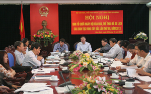 Các đồng chí: Trần Đăng Ninh, Phó Chủ tịch UBND tỉnh, Phó trưởng BCĐ, Trưởng BTC Ngày hội; Hoàng Đức Hậu, Vụ trưởng Vụ Văn hoá Dân tộc (Bộ VH-TT&DL), Phó trưởng BTC chủ trì hội nghị.