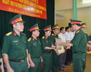Lãnh đạo Bộ CHQS tỉnh đã tặng giấy khen cho 12 tập thể và 11 cá nhân.