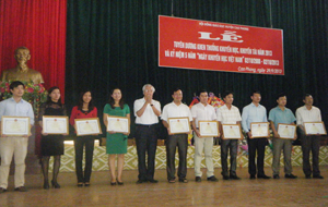 Lãnh đạo UBND huyện Cao Phong đã tặng giấy khen cho cán bộ, giáo viên phấn đấu có học vị thạc sĩ và đội ngũ cán bộ KH-KT có đóng góp vào phát triển vùng cam, vùng mía.