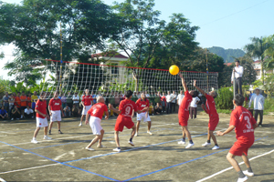 Một trận thi đấu tại giải bóng chuyền hơi người cao tuổi huyện Cao Phong.