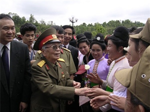 Đại tướng nói chuyện với đồng bào Điện Biên năm 2004.
 Ảnh: Đoàn Hoài Trung.
