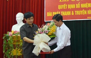 Đồng chí Nguyễn Văn Dũng, Phó Chủ tịch UBND tỉnh trao quyết định bổ nhiệm và chúc mừng đồng chí Tô Duy Nhất.

