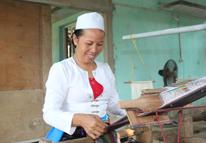 Chị Dương Thị Bin, xóm Lục 2, xã Yên Nghiệp (Lạc Sơn) là người góp phần khôi phục nghề dệt truyền thống của địa phương.

