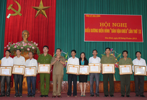 Đồng chí Nguyễn Văn Quang – Phó Bí thư TT Tỉnh ủy, Chủ tịch HĐND tỉnh trao bằng khen của Ban Thường vụ Tỉnh uỷ cho 13 tổ chức, cơ sở Đảng xuất sắc.

