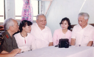 Đại tướng Võ Nguyên Giáp, lãnh đạo tỉnh và tác giả (người ngồi giữa) trên tàu đi thăm nhân dân vùng hồ Hòa Bình (tháng 3/1990). Ảnh: Hồng Khanh

