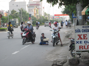 Hình ảnh một thanh niên lê lết “khất thực” đã quá quen thuộc
 trên đại lộ Thịnh Lang (TPHB).

